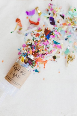 Veilig geslacht onthult confetti kanon handheld kleur rook effect