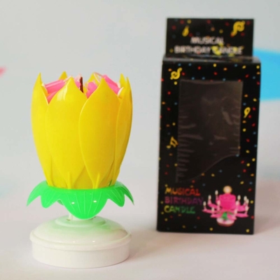 Meerdere kleuren bloemvormig vuurwerk verjaardagstaart kaarsen draaiende muzikale verjaardagstaart kaarsen