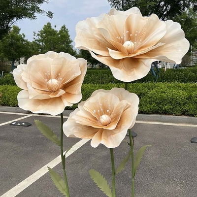 Op maat gemaakte rode reuzenbloemenset van PE-schuim voor trouwfeest decoratief display