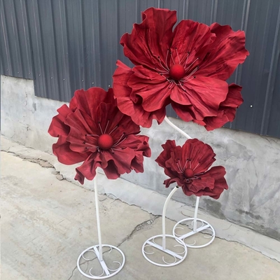 Op maat gemaakte rode reuzenbloemenset van PE-schuim voor trouwfeest decoratief display