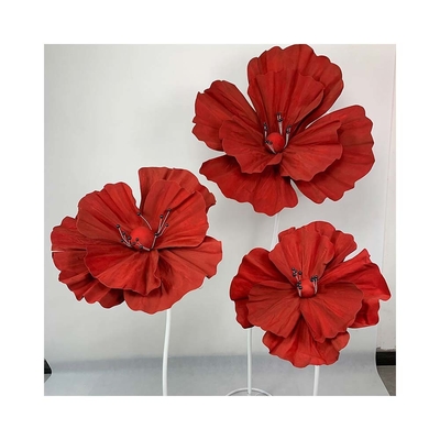 Op maat gemaakte rode reuzenbloemenset van PE-schuim voor trouwfeest decoratief display