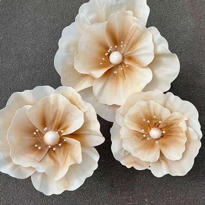 Op maat gemaakte rode reuzenbloemenset van PE-schuim voor trouwfeest decoratief display